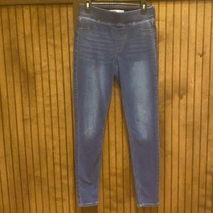 Old Navy 8L Rockstar Super Skinny Jeggings midrise, pull-on elastic waist